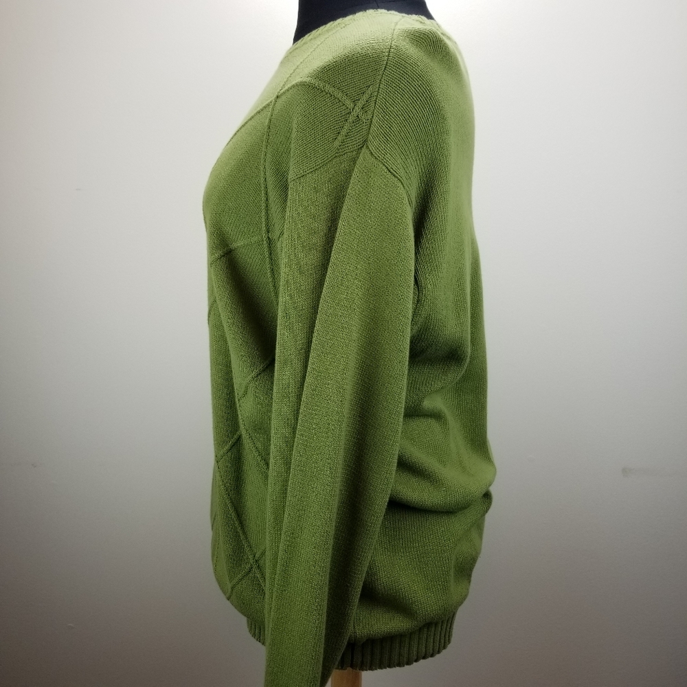 IZOD Sweater. - Picture 2 of 6